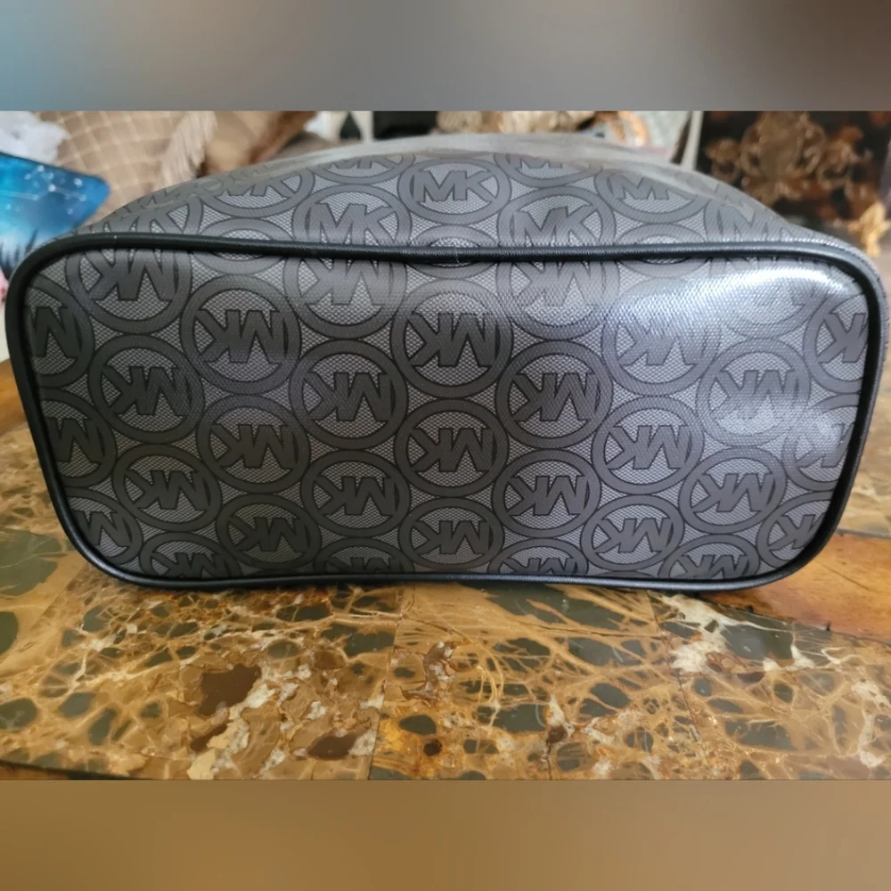 Michael Kors Black Tote Bag - Picture 5 of 9